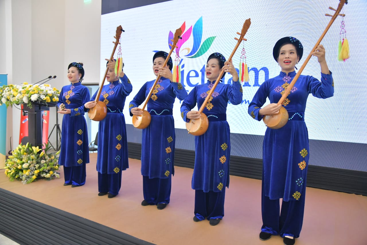 Biểu diễn âm nhạc dân tộc tại Không gian Văn hóa Việt Nam